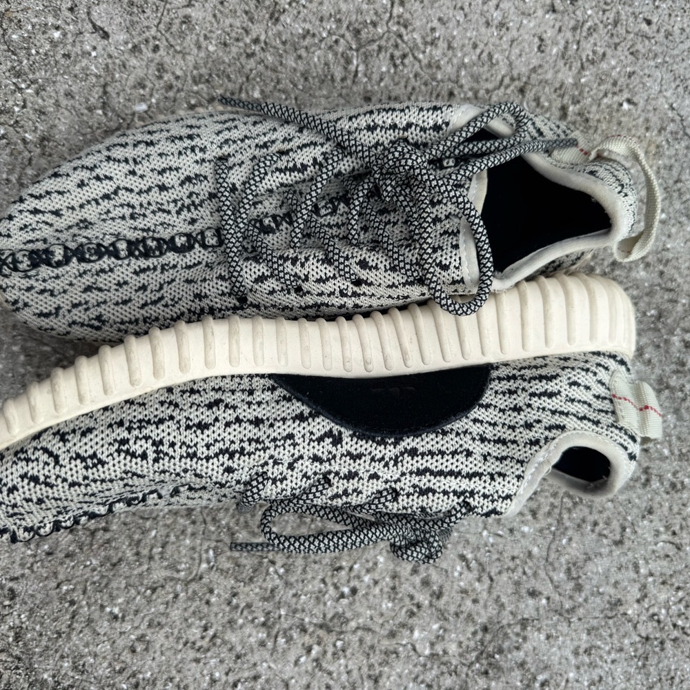 Yeezy Boost Turtle Dove 350 Black and White Athletic Shoes - Picture 2 of 3